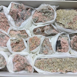 Rhodochrosietstilbietkwarts 300 x 230 millimeter - Starnitsa-afzetting, Davidkovo-ertsveld, Rhodopes, regio Smolyan, Bulgarije