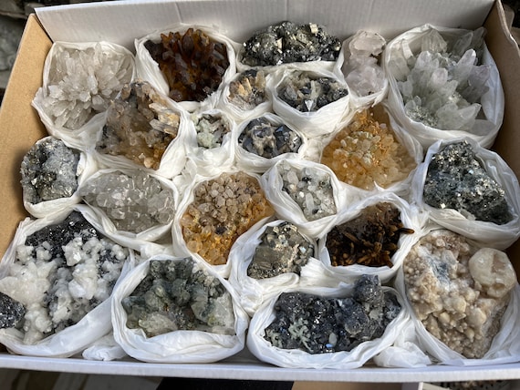 Incredibile mix di minerali piatti 300x230 millimetri provenienti da  grappoli di campioni di minerali naturali di Madan Bulgaria -  Italia
