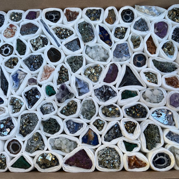 Mix minerals flat 230x300 millimetres natural crystal minerals specimen clusters souvenirs WholesaleMineralsBox