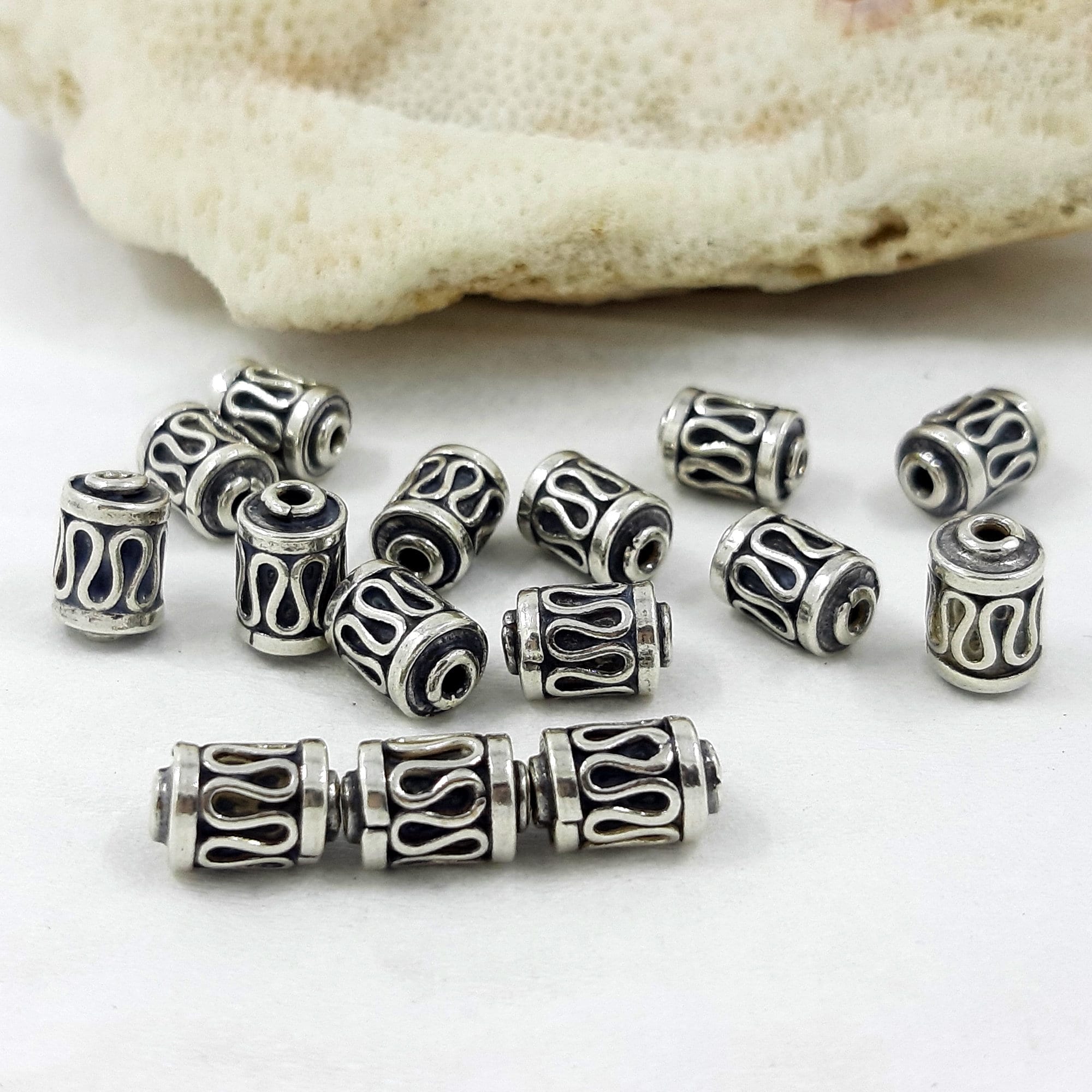 Lot De 38 Perles Intercalaires Bali Argenté 7x3mm – Triangle Plaqué Argent – Fait Main En Inde