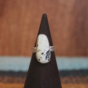 witte buffelzilveren ring 7 handgemaakt door Stampede Silver Co gemaakt in sieraden in de westelijke woestijn van Portland, Oregon