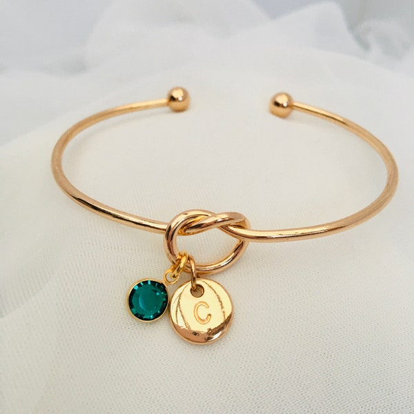 Pulsera de nudo de amistad chapada en oro personalizada, encanto inicial, cristal esmeralda, piedra de nacimiento de mayo, regalo para ella, cristal verde