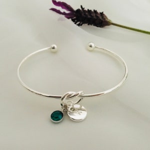 Pulsera de nudo de amistad de plata personalizada, encanto inicial, cristal esmeralda, piedra de nacimiento de mayo, regalo para ella, cristal verde imagen 2