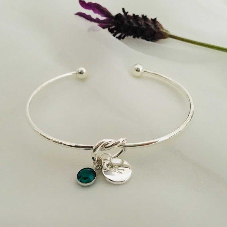 Pulsera de nudo de amistad de plata personalizada, encanto inicial, cristal esmeralda, piedra de nacimiento de mayo, regalo para ella, cristal verde imagen 2