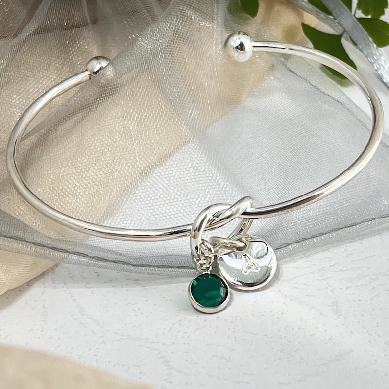 Personalised Silver Knot Bracelet with Initial and Birthstone Crystal: Meaningful Jewellery Gift for Women afbeelding 12