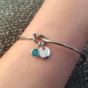 Pulsera de nudo de amistad de plata personalizada, encanto inicial, cristal esmeralda, piedra de nacimiento de mayo, regalo para ella, cristal verde imagen 3