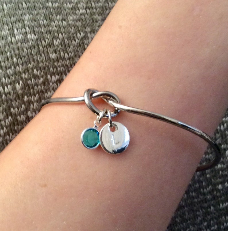 Pulsera de nudo de amistad de plata personalizada, encanto inicial, cristal esmeralda, piedra de nacimiento de mayo, regalo para ella, cristal verde imagen 3