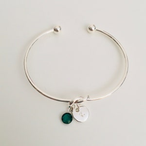 Pulsera de nudo de amistad de plata personalizada, encanto inicial, cristal esmeralda, piedra de nacimiento de mayo, regalo para ella, cristal verde imagen 5