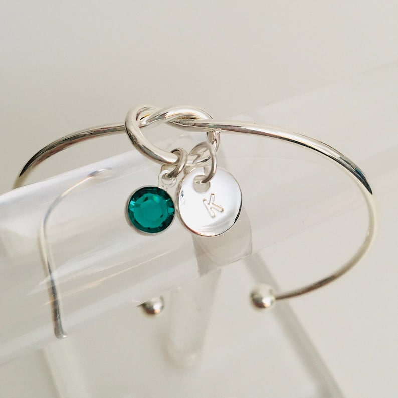 Pulsera de nudo de amistad de plata personalizada, encanto inicial, cristal esmeralda, piedra de nacimiento de mayo, regalo para ella, cristal verde imagen 4