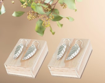 Kolczyki ze srebra z piórami w kształcie łyżeczki i haczykami pasterskimi umożliwiającymi łatwe zakładanie. Wykonane z antycznych srebrnych sztućców i całkowicie wyjątkowe.