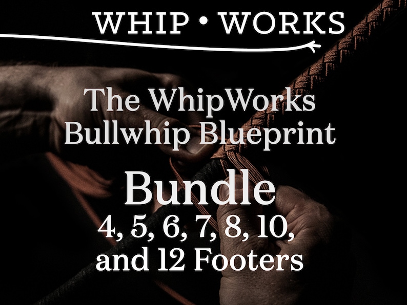 Pu&ograve; includere: Primo piano di una frusta di cuoio marrone tenuta da una persona con le mani. Il testo "The WhipWorks Bullwhip Blueprint Bundle 4, 5, 6, 7, 8, 10, and 12 Footers" &egrave; visibile nell'immagine.