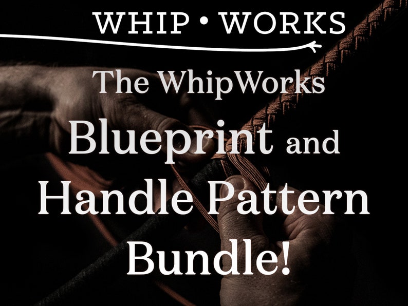 Puede incluir: Primer plano de las manos de una persona trenzando un l&aacute;tigo de cuero marr&oacute;n. El texto "WHIP &bull; WORKS The Whip Works Blueprint and Handle Pattern Bundle!" se muestra sobre el l&aacute;tigo.