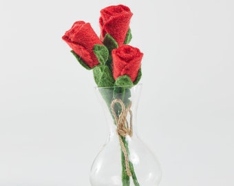 Bouquet de fleurs de rose rouge avec vase, fleurs de printemps feutrées à la main, cadeau fait à la main pour la fête des mères