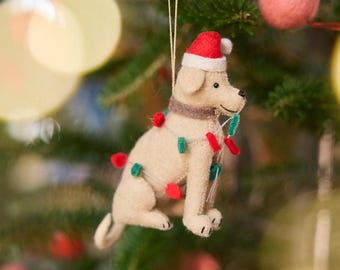 Gelber Labrador in Weihnachtslichter, handgemachter Filzhund Feiertags-Dekorgeschenk, niedlicher festlicher Labrador-Verzierung