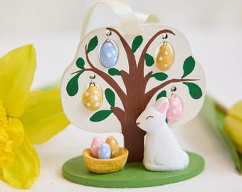 Osterbaum mit Hasen-Holzverzierung, handgemachtes Frühlings-Andenken, wunderlicher Feiertags-Tischplattenakzent