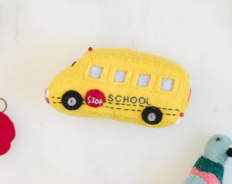 Ozdoba w kształcie autobusu szkolnego, żółty filcowy autobus szkolny, prezent na powrót do szkoły, ręcznie robiona pamiątka świąteczna