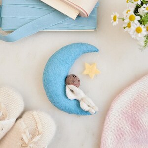 Baby Mond Träumer Ornament - Braun Filz Baby Ornament, handgemachte Kinderzimmer Dekoration, Babys erstes Weihnachten, inklusive Baby Geschenk