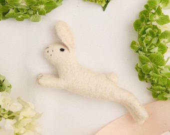 Adorno de liebre con raquetas de nieve, amuleto de conejo blanco de fieltro a mano, decoración de Pascua hecha a mano