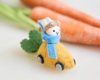 Kaninchen in Karotte Rennauto Ornament, handgemachte Frühling Andenken, Märchenbuch Kaninchen Charme, Kinderzimmer Dekor
