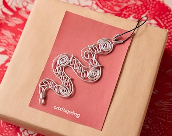 Metalen ornament en kaart slang, handgemaakte slangenbedel, handgemaakt nieuwjaarsdecor