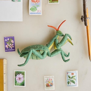Praying Mantis Ornament, Handmade Felt Green Insect Decor, Whimsical Nature Keepsake, Garden-Inspired Gift, Entomology Decor