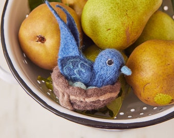 Mamma uccello blu nel nido con ornamento di uova, ciondolo per giostrina per neonato in feltro a mano, decorazione fatta a mano per la festa della mamma