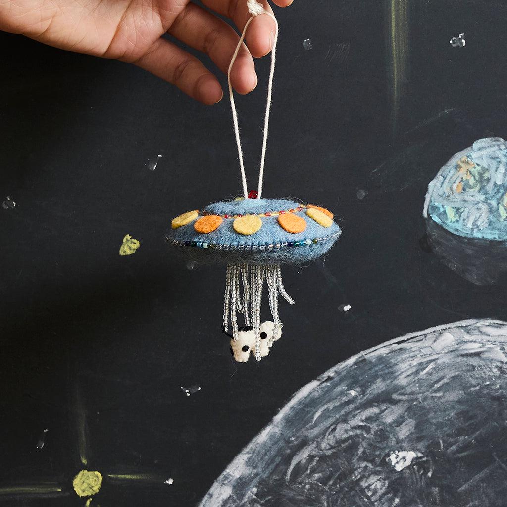 UFOオーナメント、フェルトで作った空飛ぶ円盤、手作りの宇宙装飾