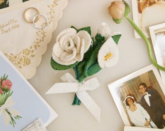 Wedding Bouquet Ornament, White Rose and Calla Lily Felt Flowers, Handmade Bridal Keepsake, Elegant Wedding Gift, Engagement Decoration