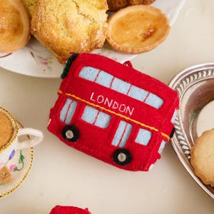 2階建てロンドンバス、ハンドフェルトの英国風オーナメント、手作りのクリスマス旅行用チャーム