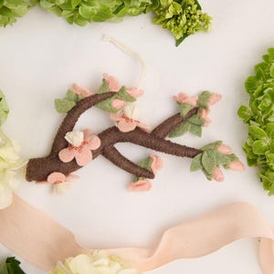 桜の枝飾り、ハンドメイドフェルト春の装飾、日本の花の記念品、柔らかな花柄の木の枝のギフト飾り