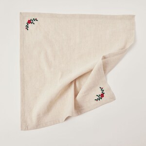 Holiday Blooms Napkin Set, Linen Table Napkins, Hand Embroidered Christmas Table Decor zdjęcie 6