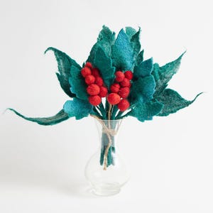 Ramo de bayas de acebo navideñas con jarrón, flores navideñas hechas a mano con fieltro, decoración navideña hecha a mano