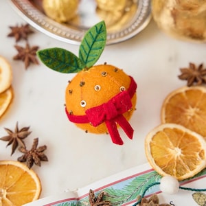 Ornement orange pomander, breloque fruit épicée feutrée à la main, décoration de Noël fait main