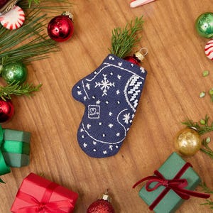 Mini adorno de manopla patchwork, dije navideño bordado a mano, decoración navideña festiva cosida a mano