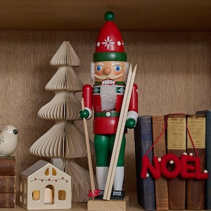 Großer handgemachter deutscher 14,5-Zoll-Nussknacker aus Holz, Skifahrer, handgefertigter Weihnachtssoldat, handgefertigte festliche Feiertagsdekoration