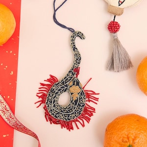 Bestickte Quaste, Schlangen Ornament, Handgefertigter Schlangen Charm, Handmade Lunar New Year Decor