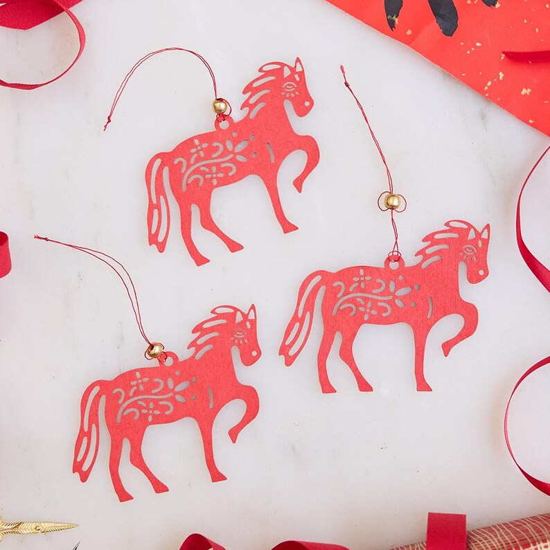 Pappershästprydnad - Set med 3, Handgjord månnyårsdekoration, Röda zodiakminnessaker som symboliserar styrka och lycka bild 3