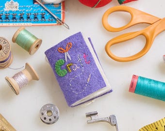 Adorno de libro para manualidades, decoración de árbol de fieltro hecha a mano, regalo para amantes del bricolaje, adorno navideño para artesanos, recuerdo navideño de libros.