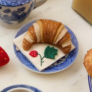 Croissant Ornament, Handmade Breakfast Keepsake Decor, French Bakery Gift, Felt Pastry Ornament for Food Lovers and Cozy Kitchen Styling