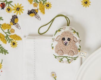 Schaf Osterei Ornament, Hand bestickter Leinen Anhänger, handgenähter festlicher Dekor