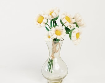 White Daisy Bouquet with Vase, Handmade Felt Keepsake, Cheerful Spring Decor, Nature-Inspired Gift, Eco-Friendly Floral Accent
