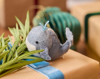 Ornament kleine walvis, handgevilte diepe oceaanbedel, handgemaakt nieuw babydecor
