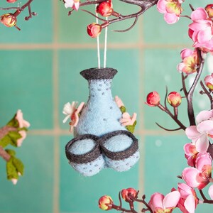 酒器とカップのオーナメント、手作りフェルトの和風装飾、青い桜の酒器セット、ミニバーカートギフト、ユニークな桜のホリデーデコレーション