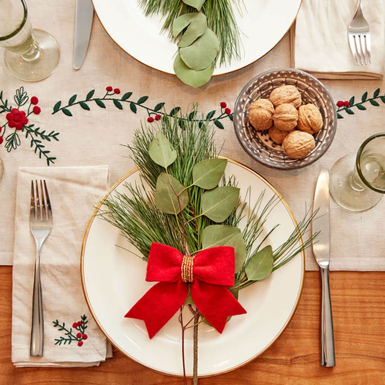 Holiday Blooms Napkin Set, Linen Table Napkins, Hand Embroidered Christmas Table Decor zdjęcie 4