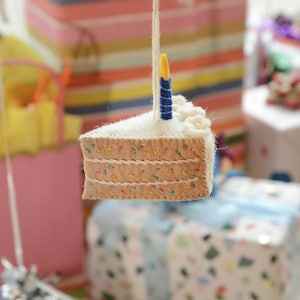Adorno de pastel de cumpleaños con confeti, adorno de postre dulce hecho a mano con fieltro, amuleto festivo hecho a mano.
