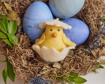 Küken in weißer Muschel Ornament, Handgefilzter Baby Vogel Anhänger, Handgemachte Osterdeko