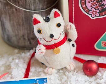幸運を呼ぶ日本の猫ちゃん、ハンドフェルトの象徴的なアジアの猫の