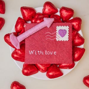 Tarjeta de felicitación de San Valentín "Sé Mío", hecha a mano con fieltro y sobre rojo, un amuleto caprichoso hecho a mano.