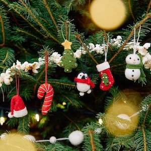 Klassieke miniornamenten - set van 6, handgevilte feestelijke bedels, handgemaakt klassiek kerstdecor