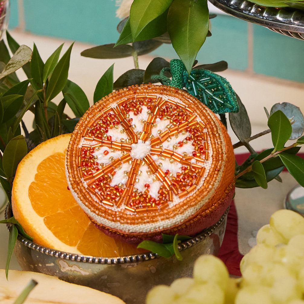 Ornament oranje kralen, handgeborduurd citrusfruit, handgestikt linnen woondecoratie